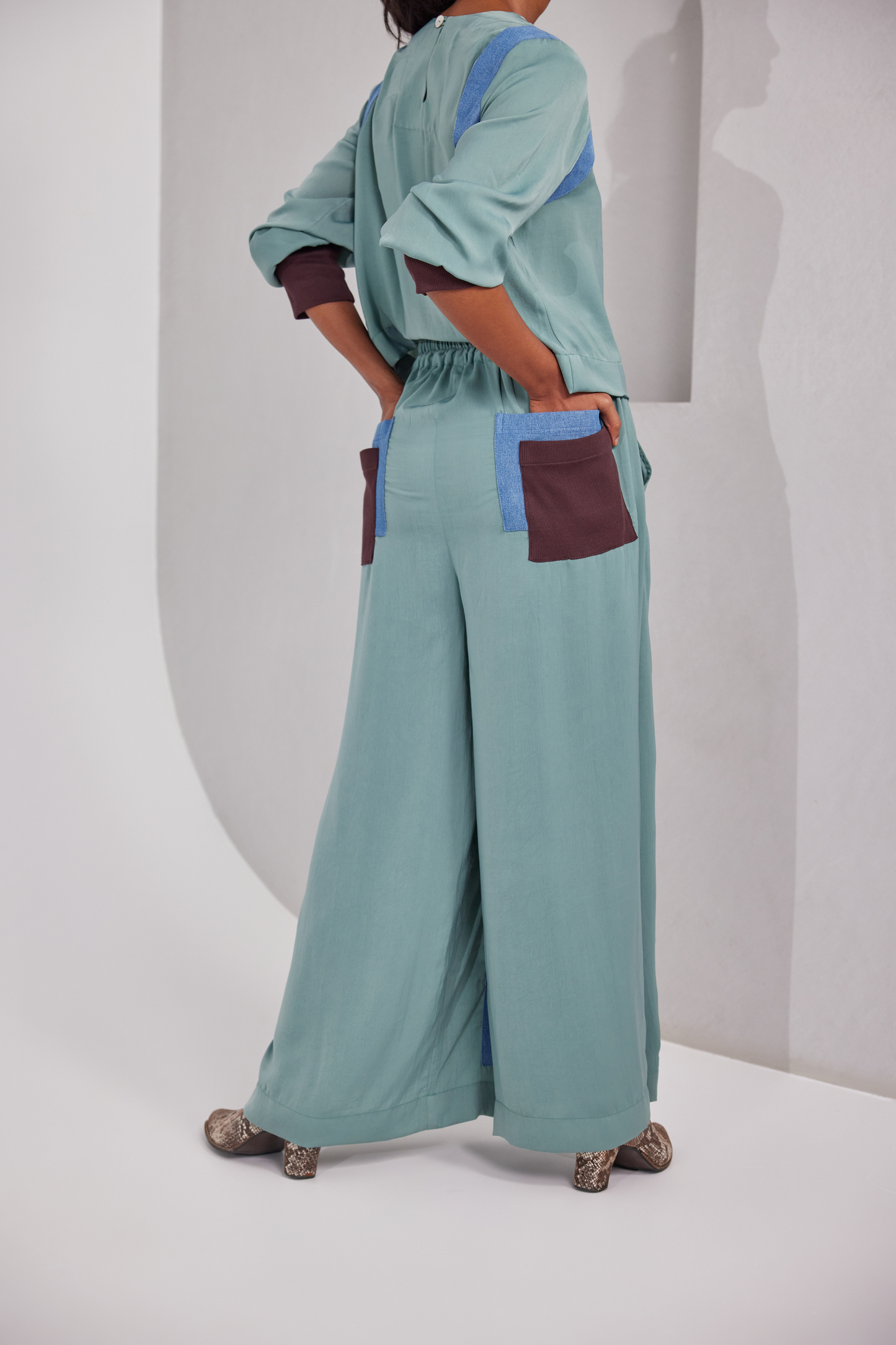 Full sleeves top with ribbed fabric detailing at the the wrists and flared pants with denim patches at the front and denim and ribbed pockets at the back.