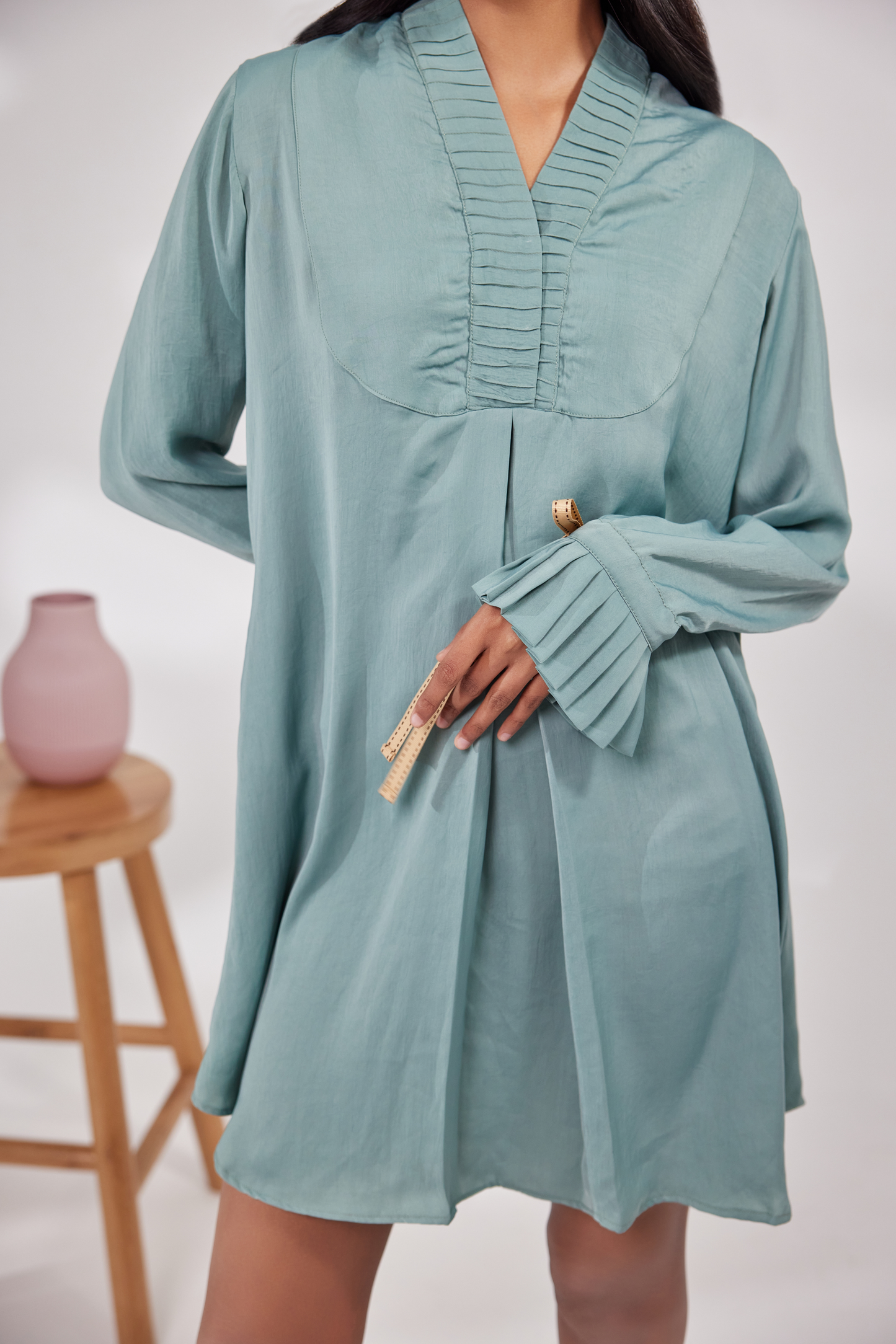 V neck on piece dress with knife pleates on the wrist