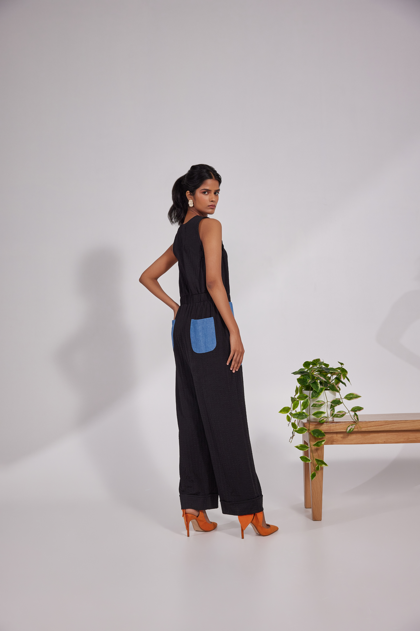 Sleeveless jumpsuit with denim pockets