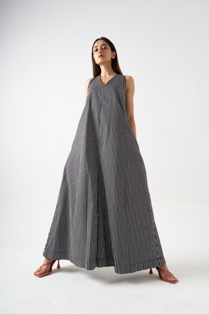 STRIPPED SLEEVELESS V-NECK JUMPSUIT WITH SIDE POCKET AND BACK ZIP FASTENER
