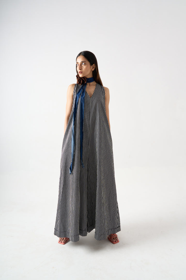 STRIPPED SLEEVELESS V-NECK JUMPSUIT WITH SIDE POCKET AND BACK ZIP FASTENER