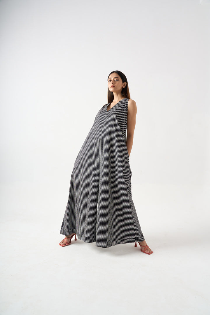 STRIPPED SLEEVELESS V-NECK JUMPSUIT WITH SIDE POCKET AND BACK ZIP FASTENER