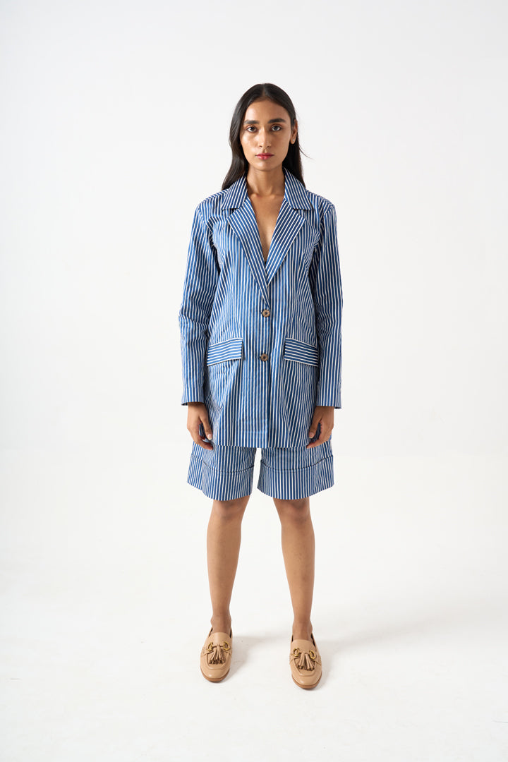 STRIPPED FULL SLEEVES BLAZER WITH FRONT BUTTON AND POCKET DETAILS WITH KNEE LENTGH SHORTS