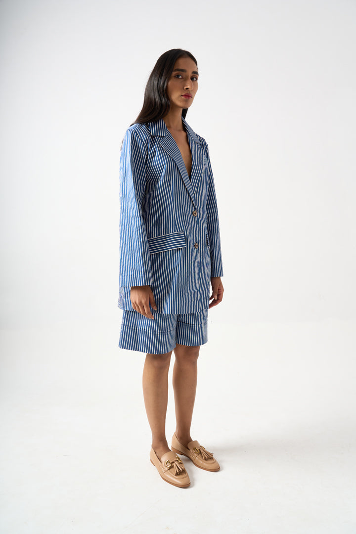 STRIPPED FULL SLEEVES BLAZER WITH FRONT BUTTON AND POCKET DETAILS WITH KNEE LENTGH SHORTS