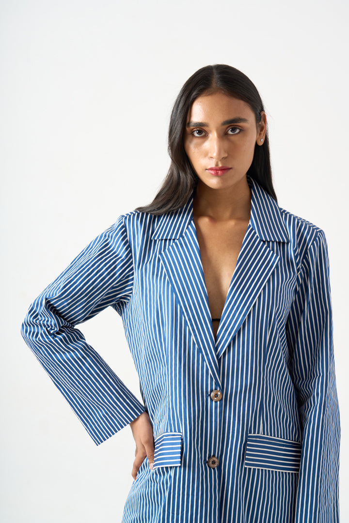 STRIPPED FULL SLEEVES BLAZER WITH FRONT BUTTON AND POCKET DETAILS WITH KNEE LENTGH SHORTS
