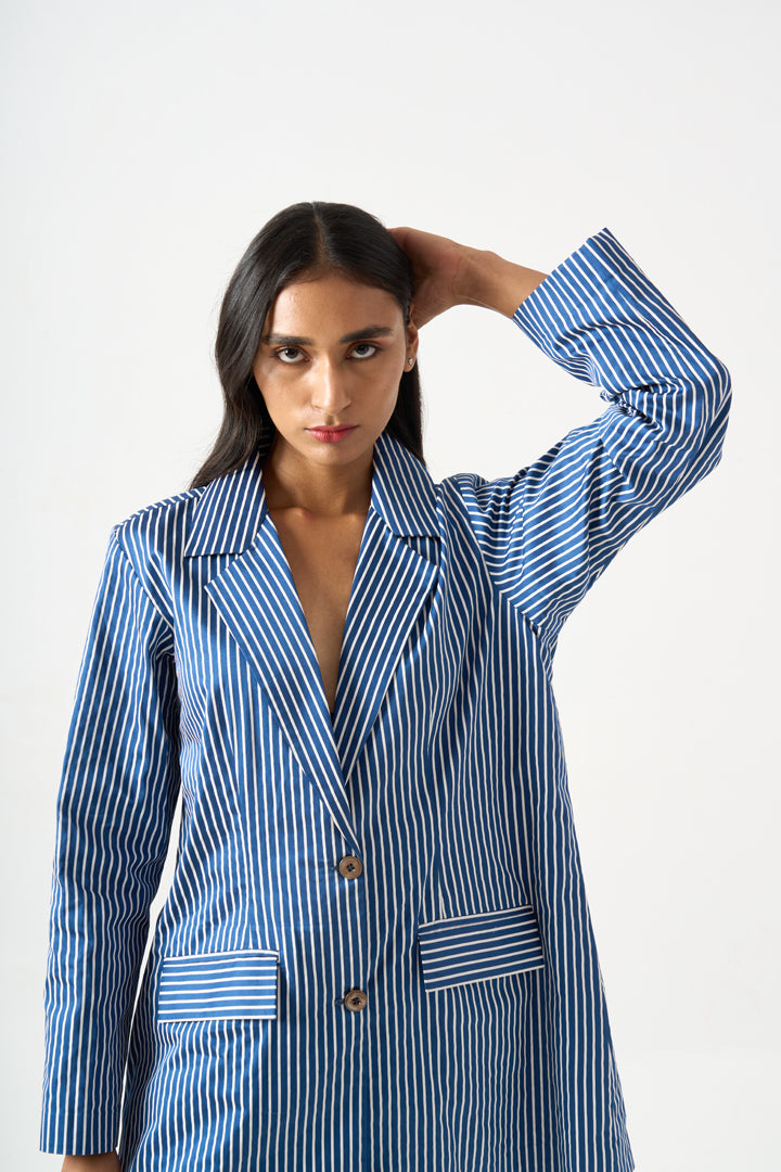 STRIPPED FULL SLEEVES BLAZER WITH FRONT BUTTON AND POCKET DETAILS WITH KNEE LENTGH SHORTS