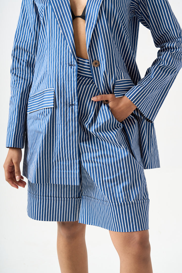 STRIPPED FULL SLEEVES BLAZER WITH FRONT BUTTON AND POCKET DETAILS WITH KNEE LENTGH SHORTS