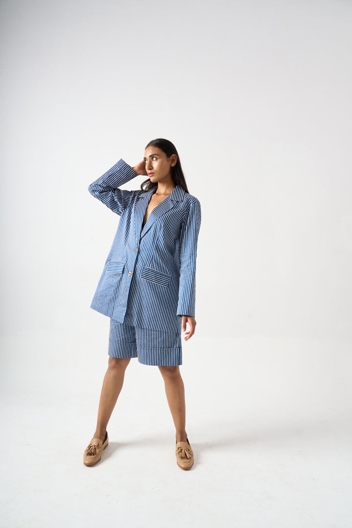 STRIPPED FULL SLEEVES BLAZER WITH FRONT BUTTON AND POCKET DETAILS WITH KNEE LENTGH SHORTS