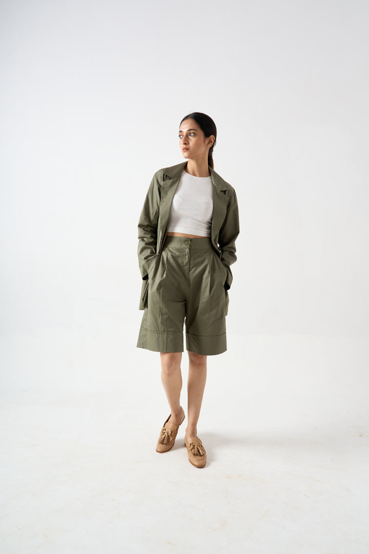 FULL SLEEVES BLAZER WITH FRONT BUTTON AND POCKET DETAILS WITH KNEE LENGTH SHORTS