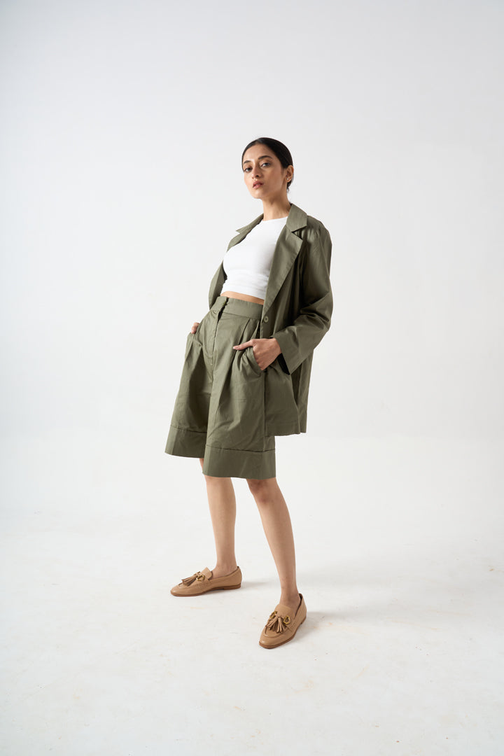 FULL SLEEVES BLAZER WITH FRONT BUTTON AND POCKET DETAILS WITH KNEE LENGTH SHORTS