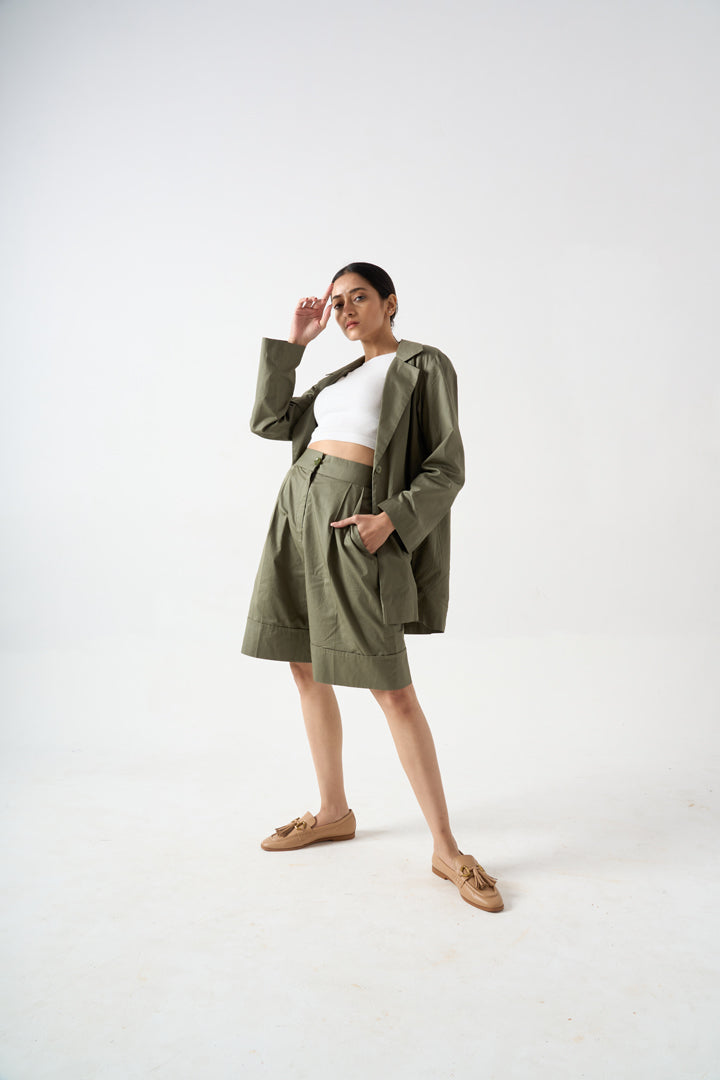 FULL SLEEVES BLAZER WITH FRONT BUTTON AND POCKET DETAILS WITH KNEE LENGTH SHORTS