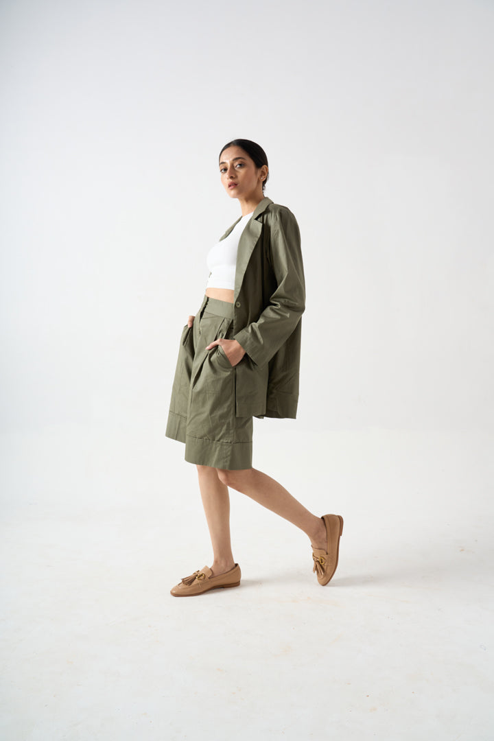 FULL SLEEVES BLAZER WITH FRONT BUTTON AND POCKET DETAILS WITH KNEE LENGTH SHORTS