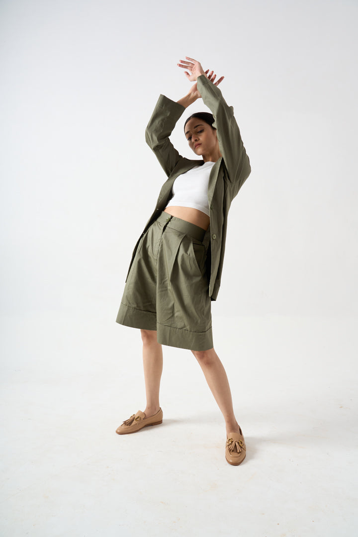 FULL SLEEVES BLAZER WITH FRONT BUTTON AND POCKET DETAILS WITH KNEE LENGTH SHORTS