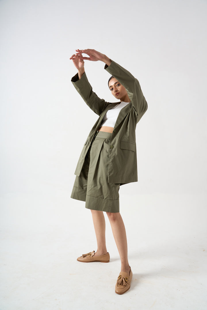 FULL SLEEVES BLAZER WITH FRONT BUTTON AND POCKET DETAILS WITH KNEE LENGTH SHORTS