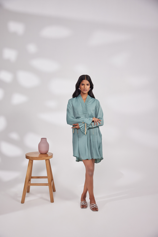 V neck on piece dress with knife pleates on the wrist