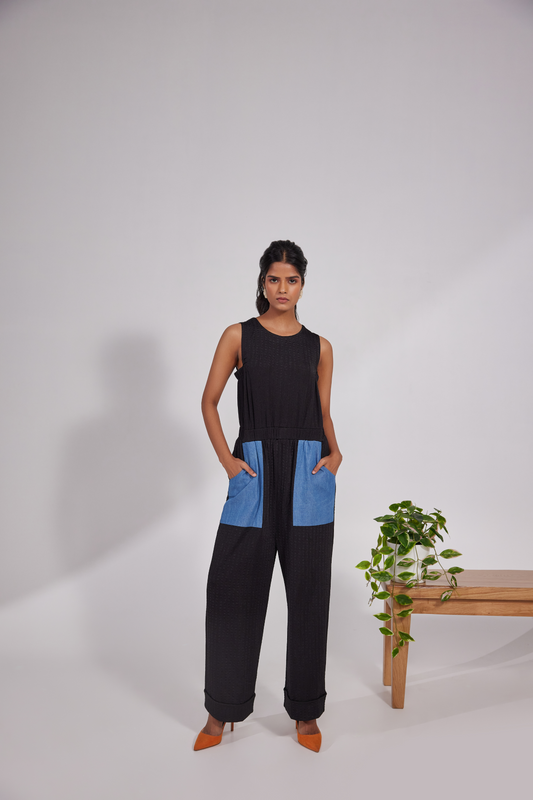 Sleeveless jumpsuit with denim pockets