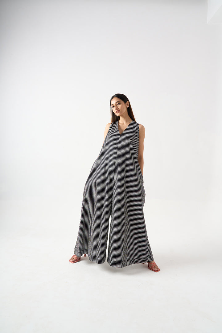 STRIPPED SLEEVELESS V-NECK JUMPSUIT WITH SIDE POCKET AND BACK ZIP FASTENER