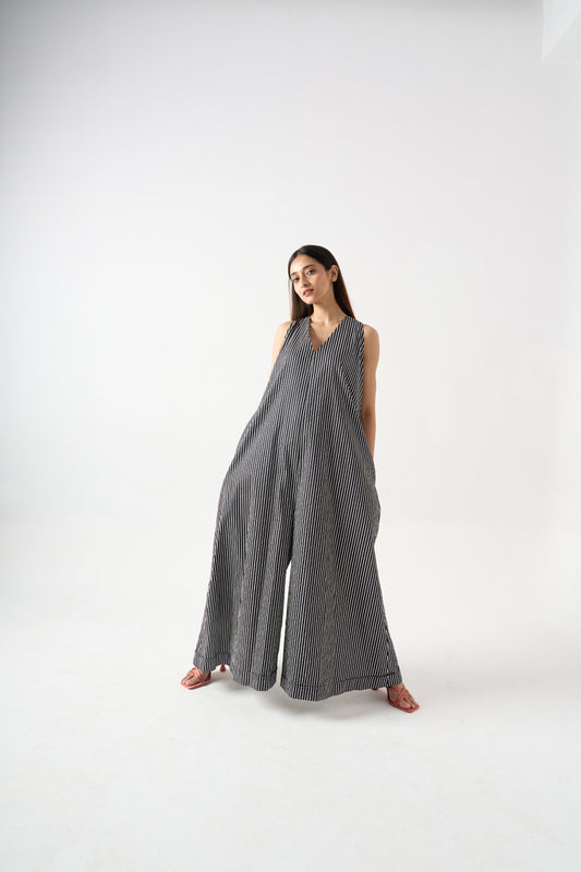 STRIPPED SLEEVELESS V-NECK JUMPSUIT WITH SIDE POCKET AND BACK ZIP FASTENER