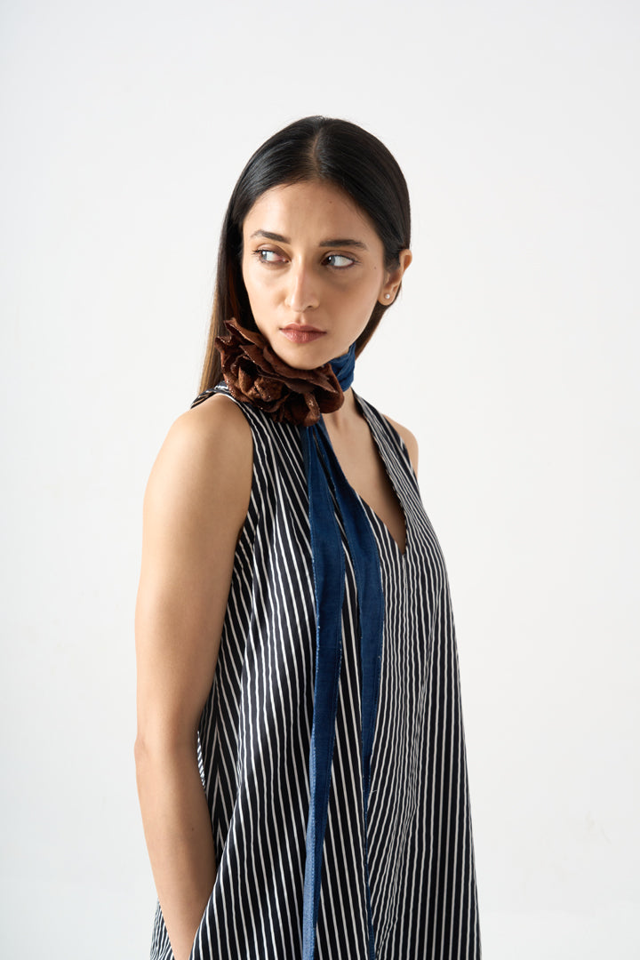 STRIPPED SLEEVELESS V-NECK JUMPSUIT WITH SIDE POCKET AND BACK ZIP FASTENER