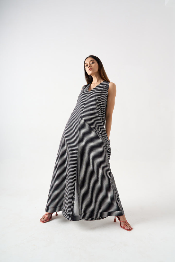 STRIPPED SLEEVELESS V-NECK JUMPSUIT WITH SIDE POCKET AND BACK ZIP FASTENER