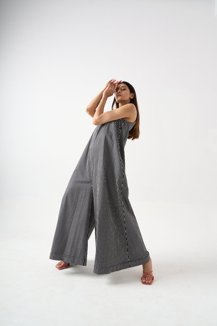 STRIPPED SLEEVELESS V-NECK JUMPSUIT WITH SIDE POCKET AND BACK ZIP FASTENER