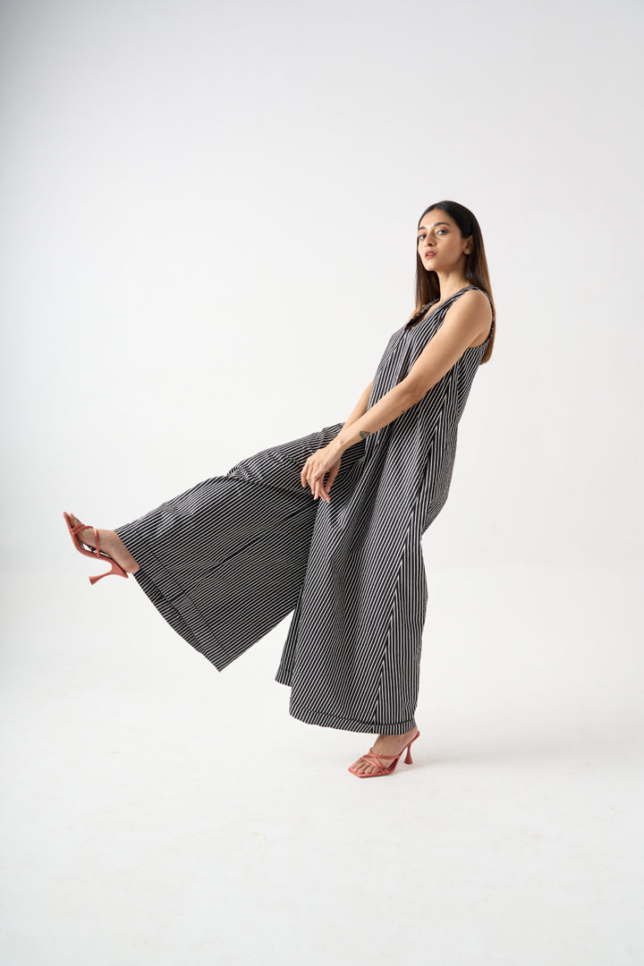 STRIPPED SLEEVELESS V-NECK JUMPSUIT WITH SIDE POCKET AND BACK ZIP FASTENER