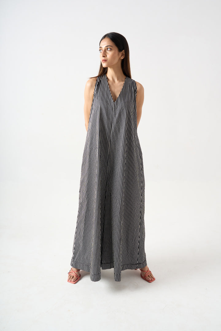STRIPPED SLEEVELESS V-NECK JUMPSUIT WITH SIDE POCKET AND BACK ZIP FASTENER