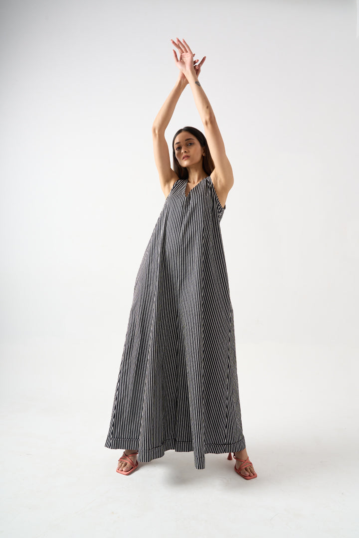 STRIPPED SLEEVELESS V-NECK JUMPSUIT WITH SIDE POCKET AND BACK ZIP FASTENER