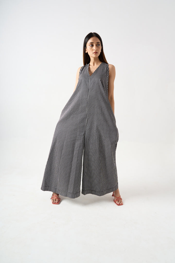 STRIPPED SLEEVELESS V-NECK JUMPSUIT WITH SIDE POCKET AND BACK ZIP FASTENER