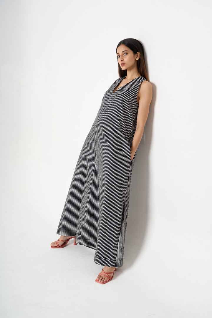 STRIPPED SLEEVELESS V-NECK JUMPSUIT WITH SIDE POCKET AND BACK ZIP FASTENER