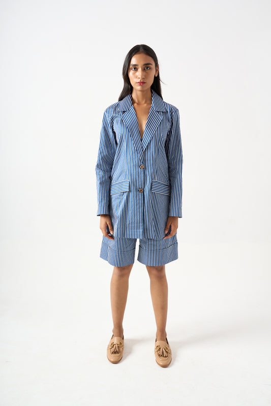 STRIPPED FULL SLEEVES BLAZER WITH FRONT BUTTON AND POCKET DETAILS WITH KNEE LENTGH SHORTS