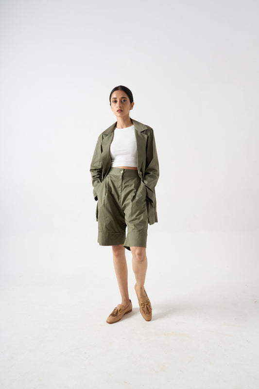 FULL SLEEVES BLAZER WITH FRONT BUTTON AND POCKET DETAILS WITH KNEE LENGTH SHORTS