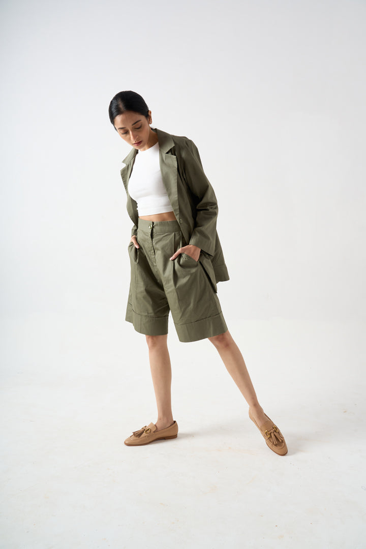 FULL SLEEVES BLAZER WITH FRONT BUTTON AND POCKET DETAILS WITH KNEE LENGTH SHORTS